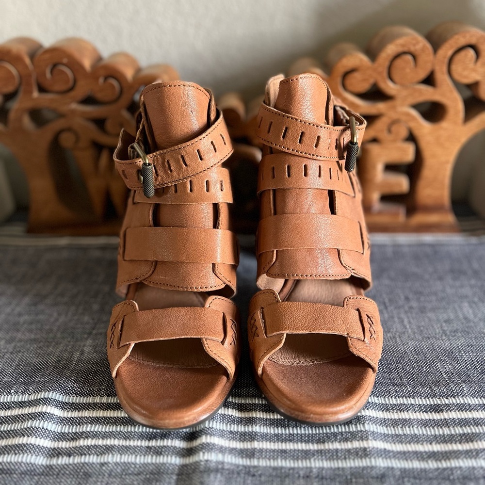 🌟Sorel size 9 buckle heels NEVER WORN🌟